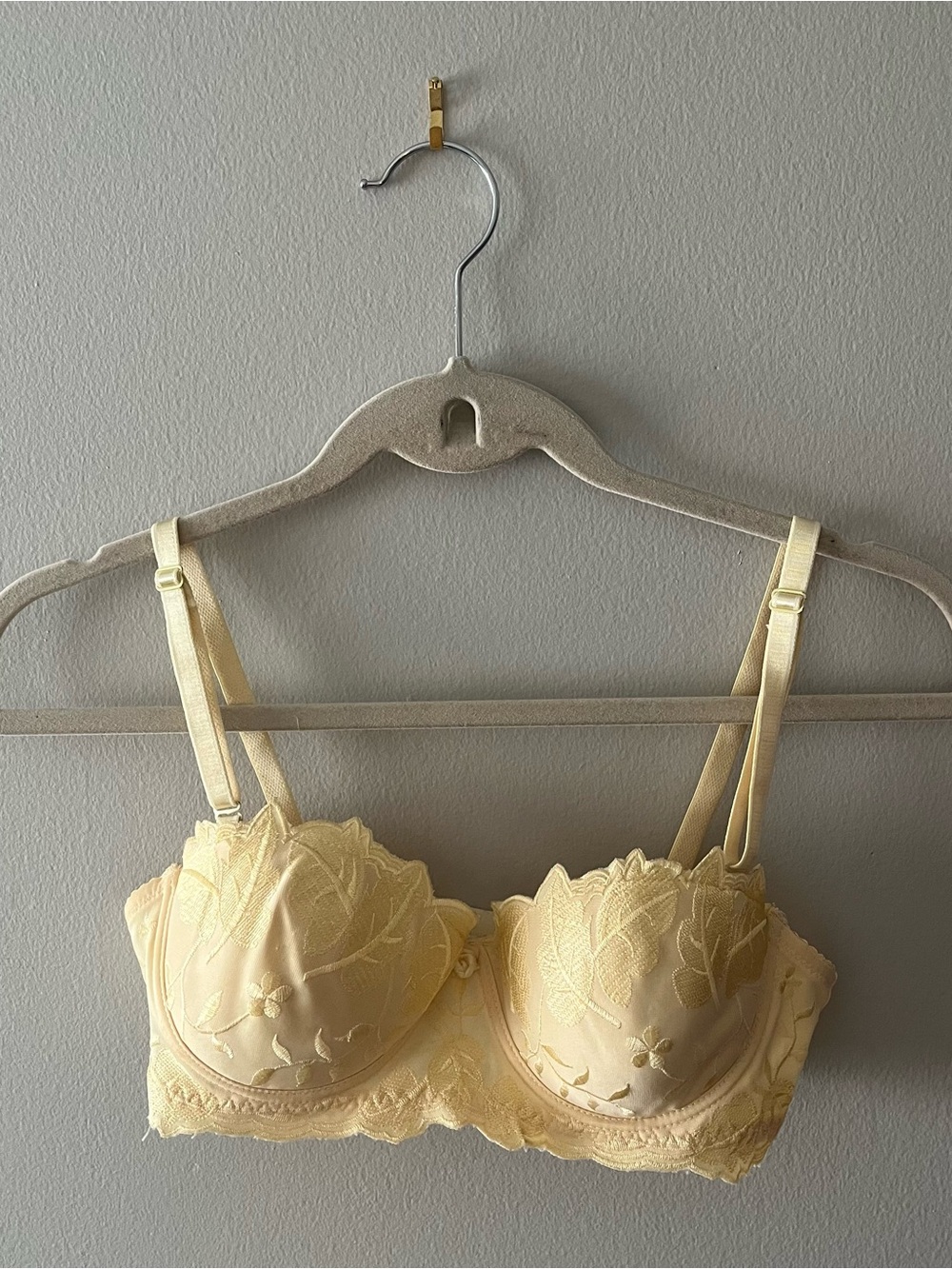 Vintage Delicate Lace Underwire Bra in Butter Yellow